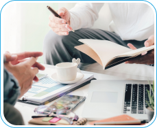 Asesor inmobiliario explicando un plan de inversión a un cliente, representando el acompañamiento personalizado durante todo el proceso