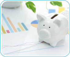 Cerdito alcancía blanco sobre gráficos financieros, simbolizando la administración de capital y la rentabilidad de la inversión