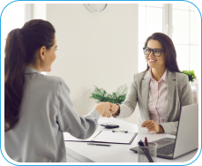 Dos empresarias dándose la mano sobre un escritorio, simbolizando una estrategia probada y el éxito en la inversión inmobiliaria