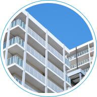 Fachada moderna de un edificio de departamentos, simbolizando la selección y evaluación de la propiedad para invertir.